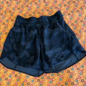 Lululemon Track That mid rise lined short 5” size 6